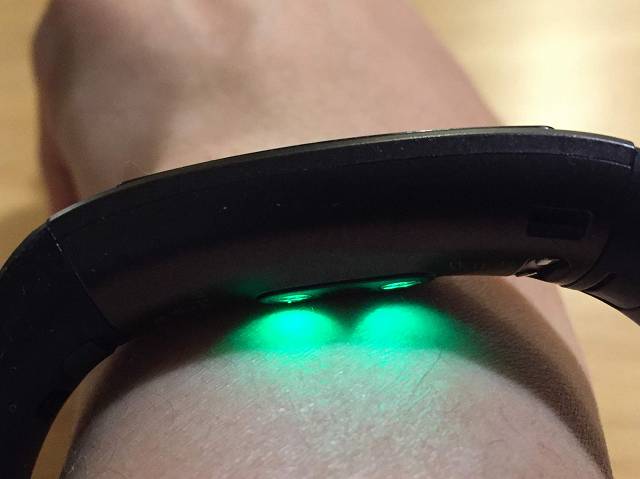 HUAWEI Band 3 光学式心拍計の緑の光