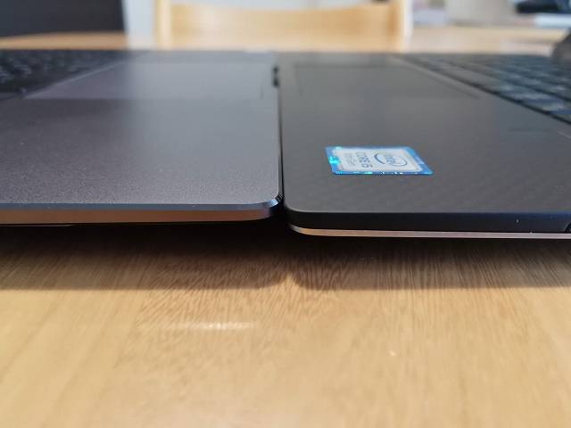 New XPS13 2-in-1 プレミアムとMatebook X Proの厚みを比較した画像