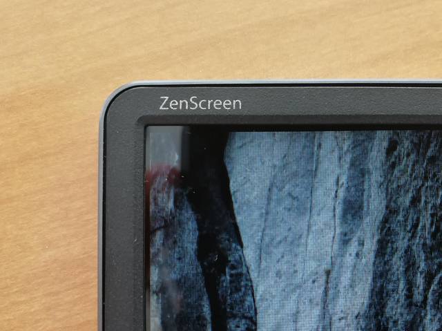 ASUS MB16ACの「ZenScreen」ロゴ部分の拡大画像