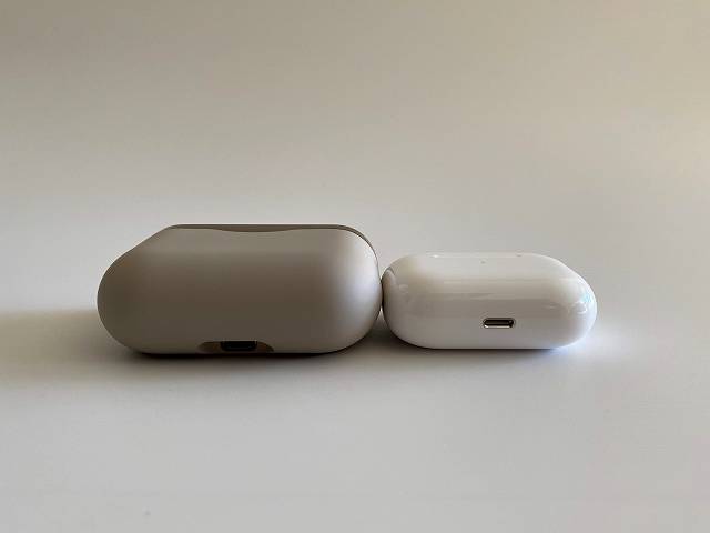 AirPods ProとWF-1000XM3の充電コネクタの画像
