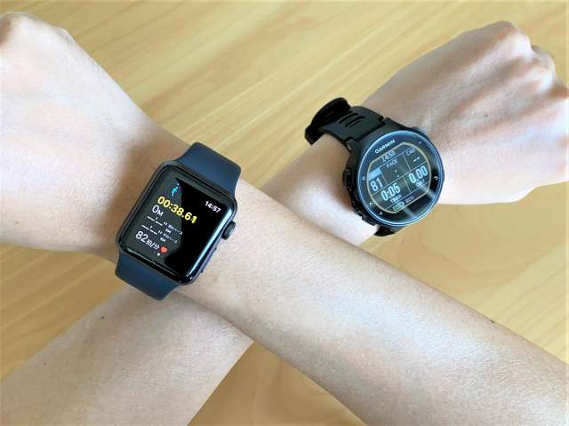 Garmin 735XTJ と Apple Watchを両手に付けている画像