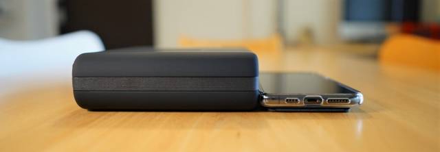 『RAVPower RP-PB055』とiPhone 11 Pro Maxの厚みを比較した画像