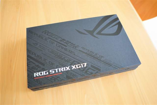 ROG Strix XG17AHPEの外箱の画像