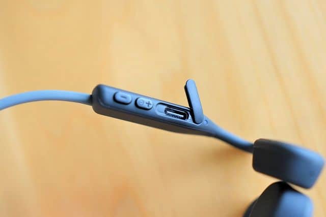 AfterShokz OpenMove の充電ポートの画像