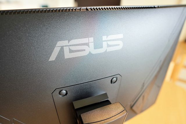 ASUS TUF Gaming VG27VQ のディスプレイ背面ロゴ部分の画像