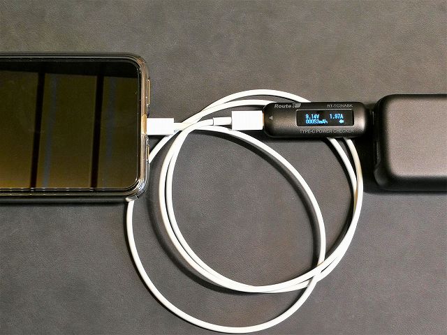 RAVPower RP-PB186 でiPhoneに充電する際の電力を計測している画像