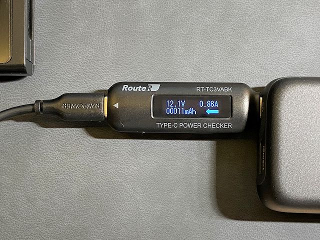 RAVPower RP-PB186 でニンテンドースイッチに充電する際の電力を計測している画像