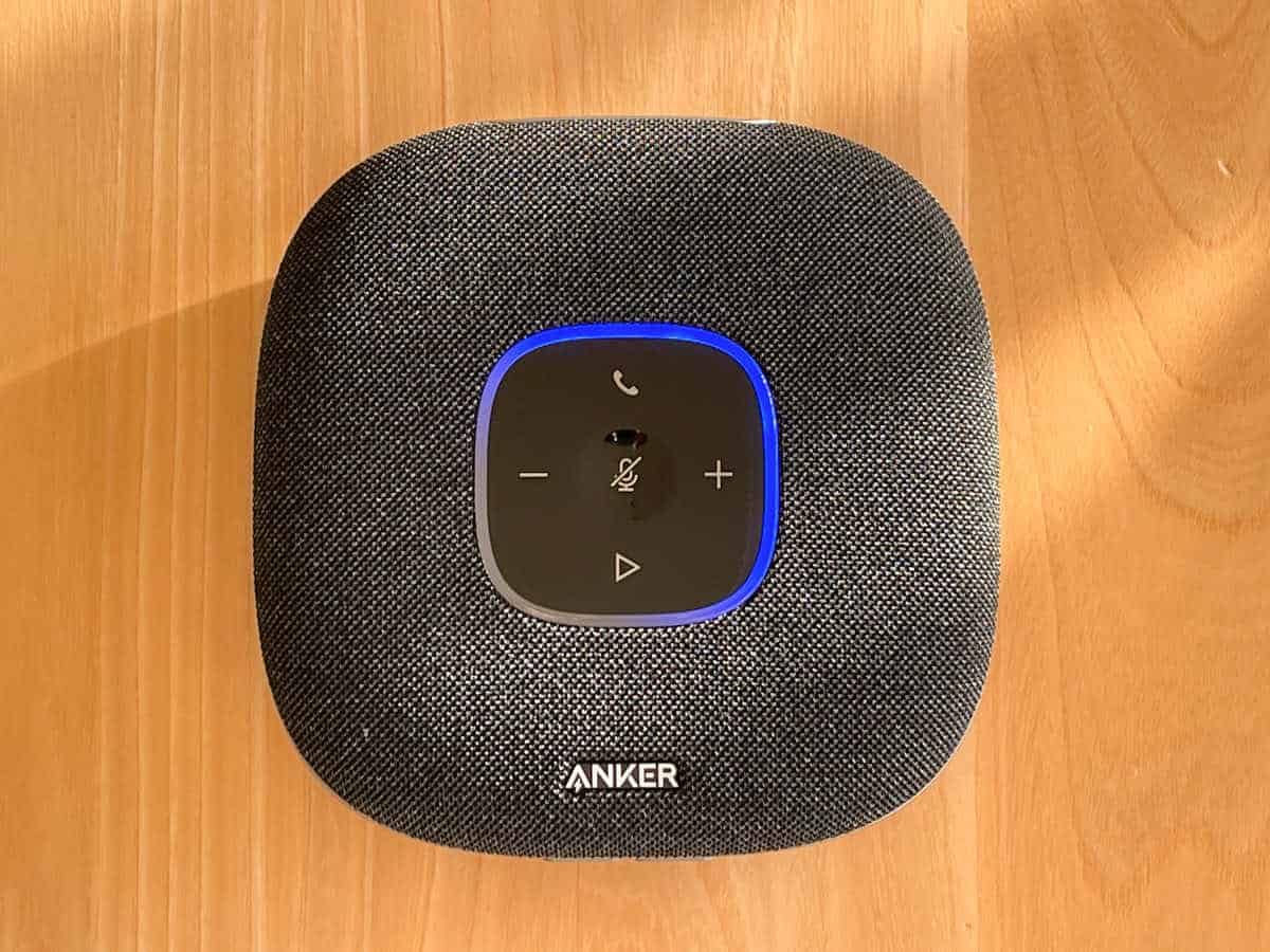 Anker PowerConf S3のLEDが青く点灯している状態の画像
