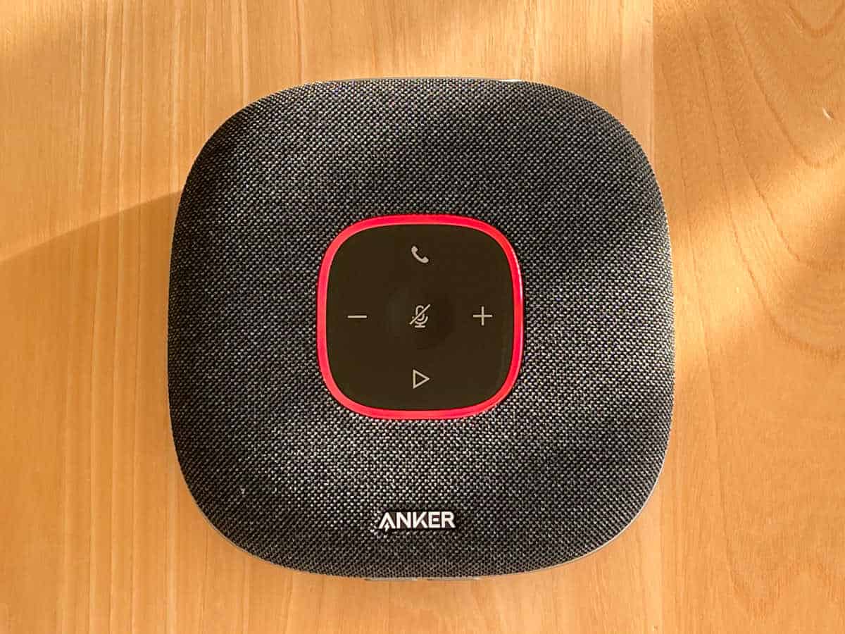 Anker PowerConf S3のLEDが赤く点灯している状態の画像