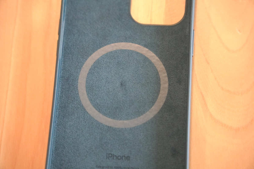 iPhone 12 Pro Max 用Apple純正レザーケース「バルティックブルー」のMagSafe部分内側の拡大画像