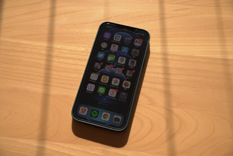 iPhone 12 Pro Max にApple純正レザーケース「バルティックブルー」を装着した状態のディスプレイ面の画像