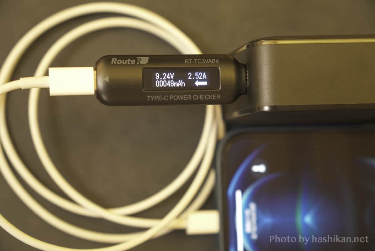 UGREEN PD充電器 65W GaN 4ポート充電器でiPhone 12 Pro Maxを充電している状態の画像