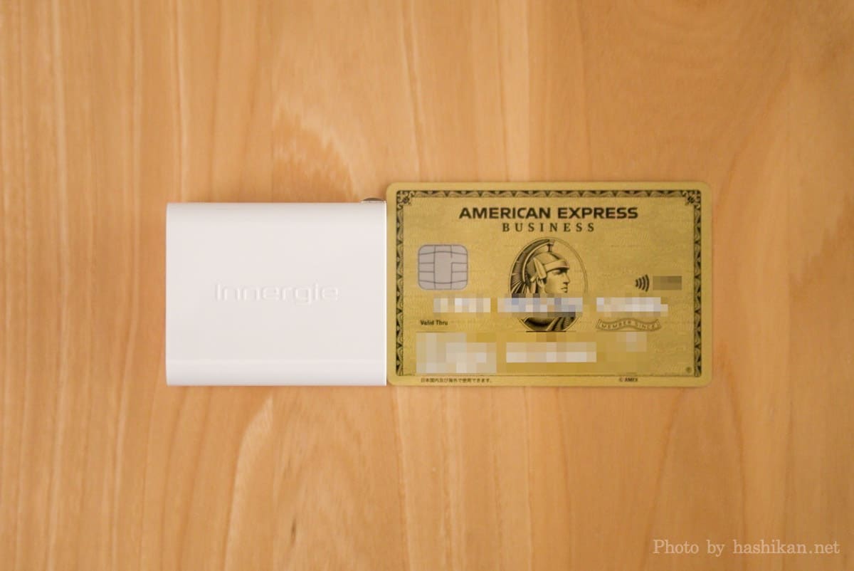 Innergie C6 Duo をクレジットカードと大きさを比較している状態の画像