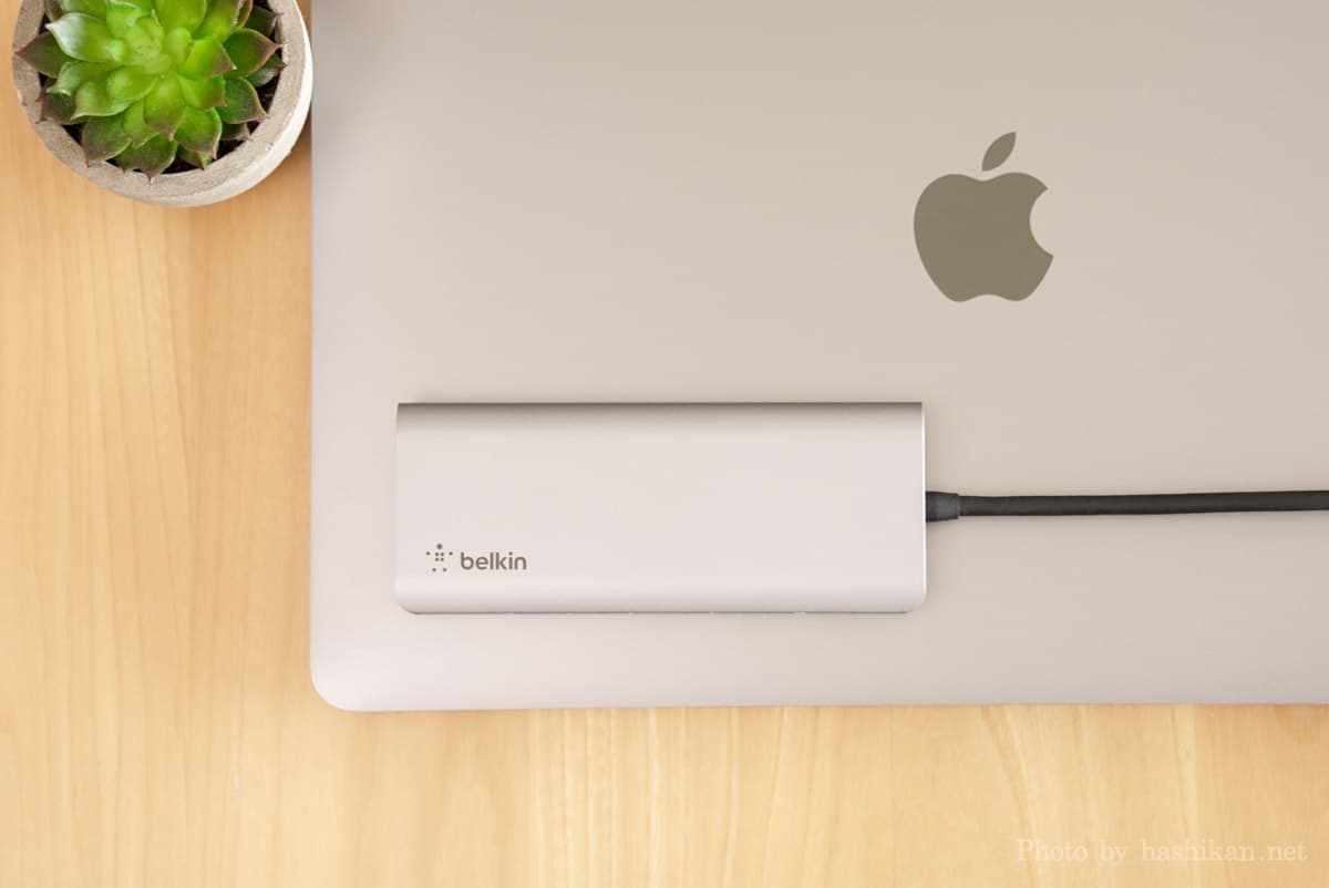 Belkin USB-C 7-in-1マルチポートハブアダプターをMacBook Airの上に載せた状態の画像