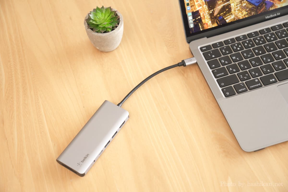 Belkin USB-C 7-in-1マルチポートハブアダプターをMacBook Airに接続した状態の画像