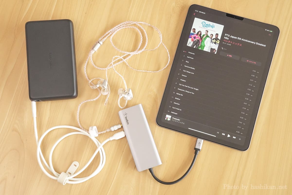 Belkin USB-C 7-in-1マルチポートハブアダプターをiPad Airに接続してモバイルバッテリーでパススルー充電しつつ有線イヤホンでApple Musicを聴いている様子