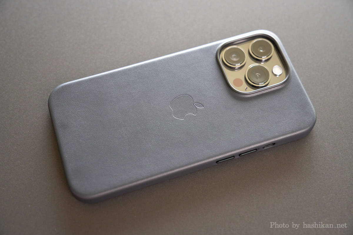 iPhone 13 Pro にApple純正レザーケースを付けている状態を背面から撮影した画像