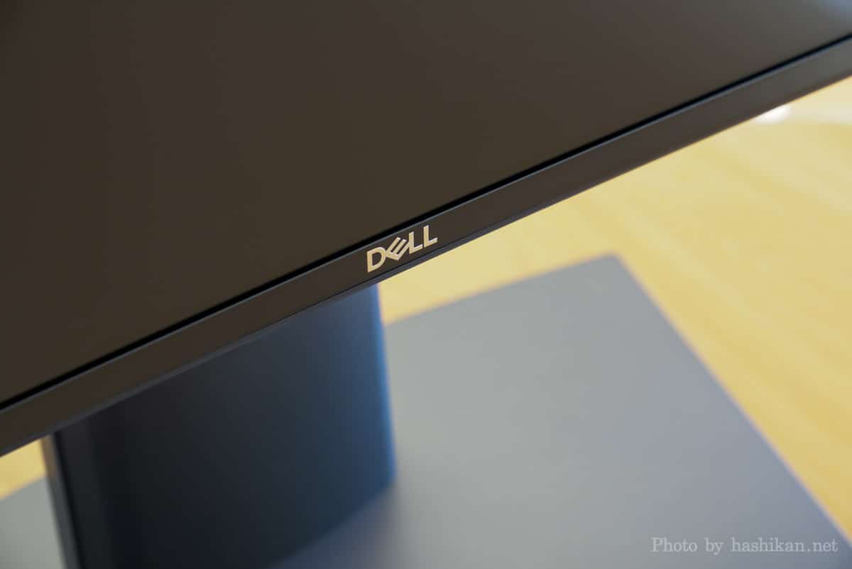Dell U4919DWのベゼル中央下部にあるロゴ部分の画像
