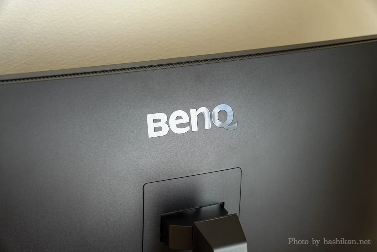 BenQ 『EW2880U』の背面上部にあるBenQのロゴ