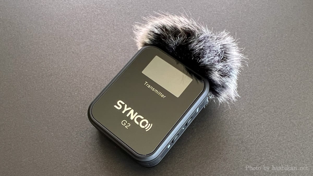 SYNCO G2A1 のマイク送信機にモフモフを装着している様子