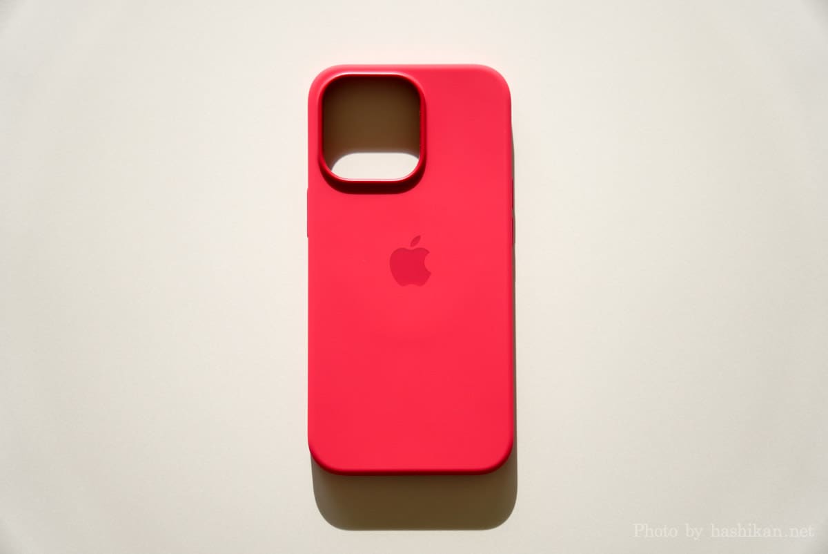 iPhone 13 Pro Apple純正シリコーンケース プロダクトレッドの背面の全体像