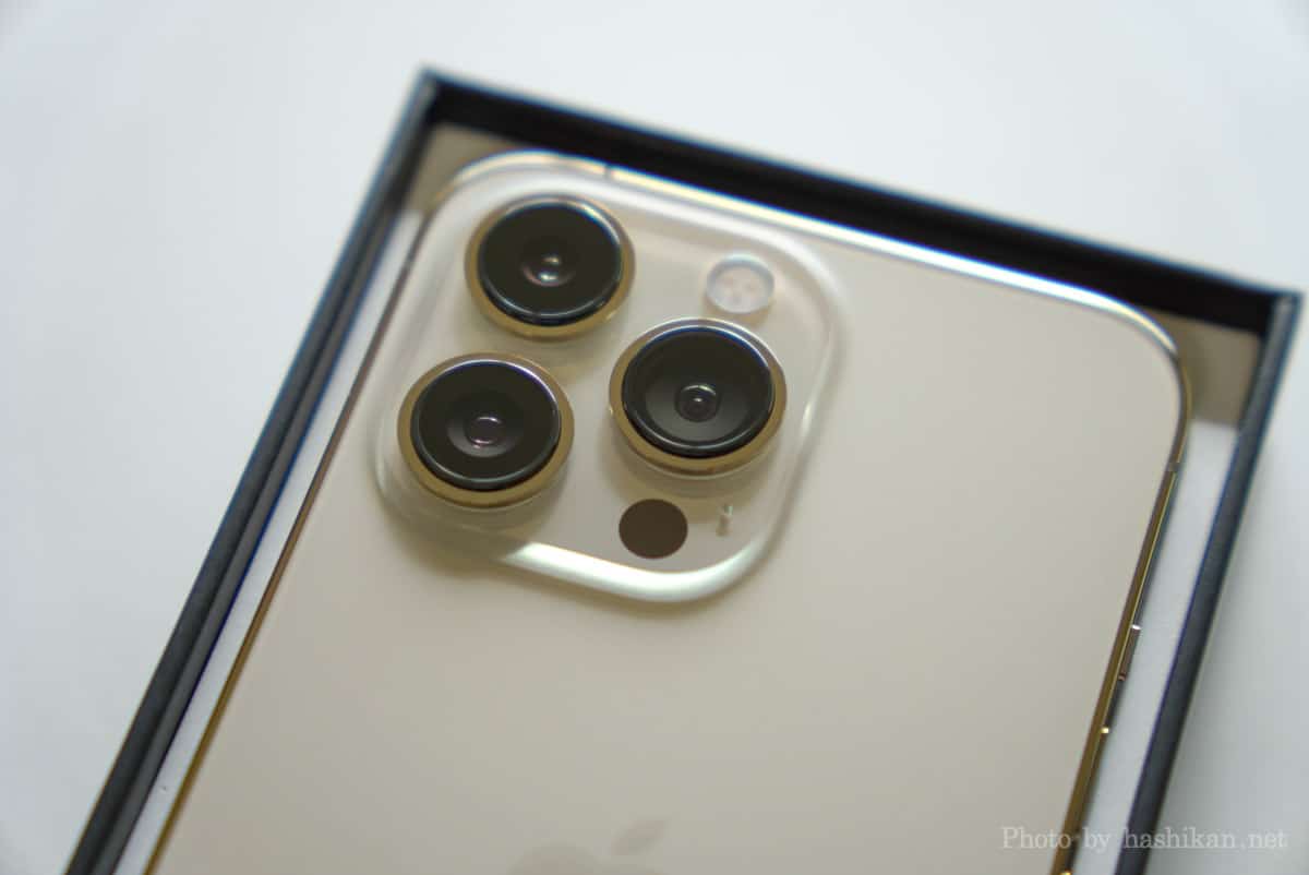 iPhone 13 Pro ゴールドのカメラ部分の拡大画像