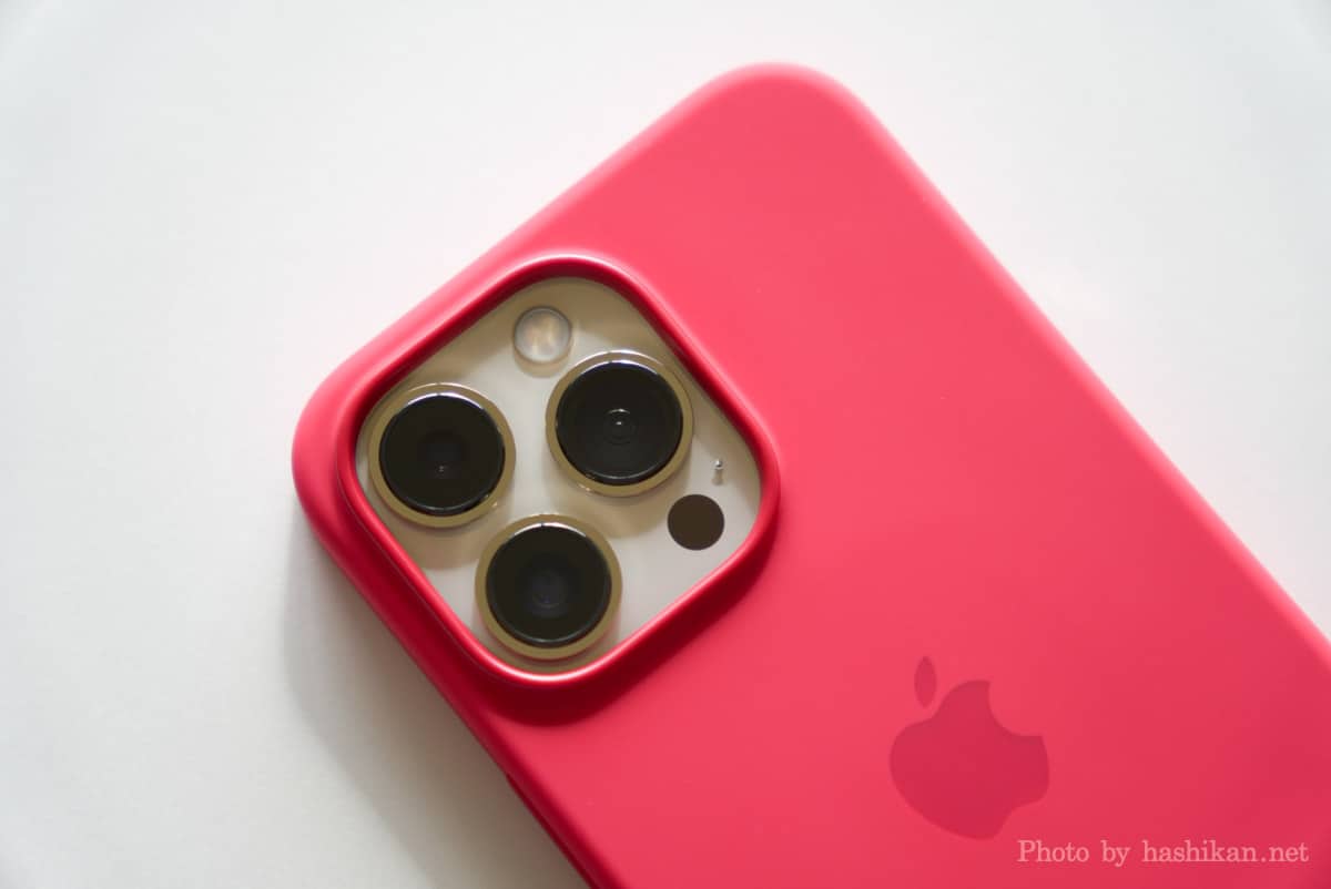 Apple純正シリコーンケース プロダクトレッドを装着したiPhone 13 Pro ゴールドのカメラ部分の拡大画像