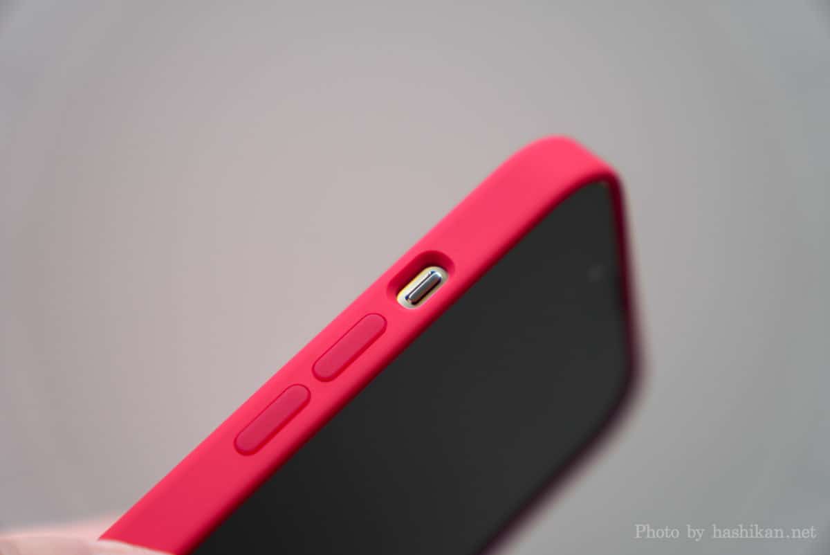 Apple純正シリコーンケース プロダクトレッドを装着したiPhone 13 Pro ゴールドのミュートスイッチ部分の拡大画像