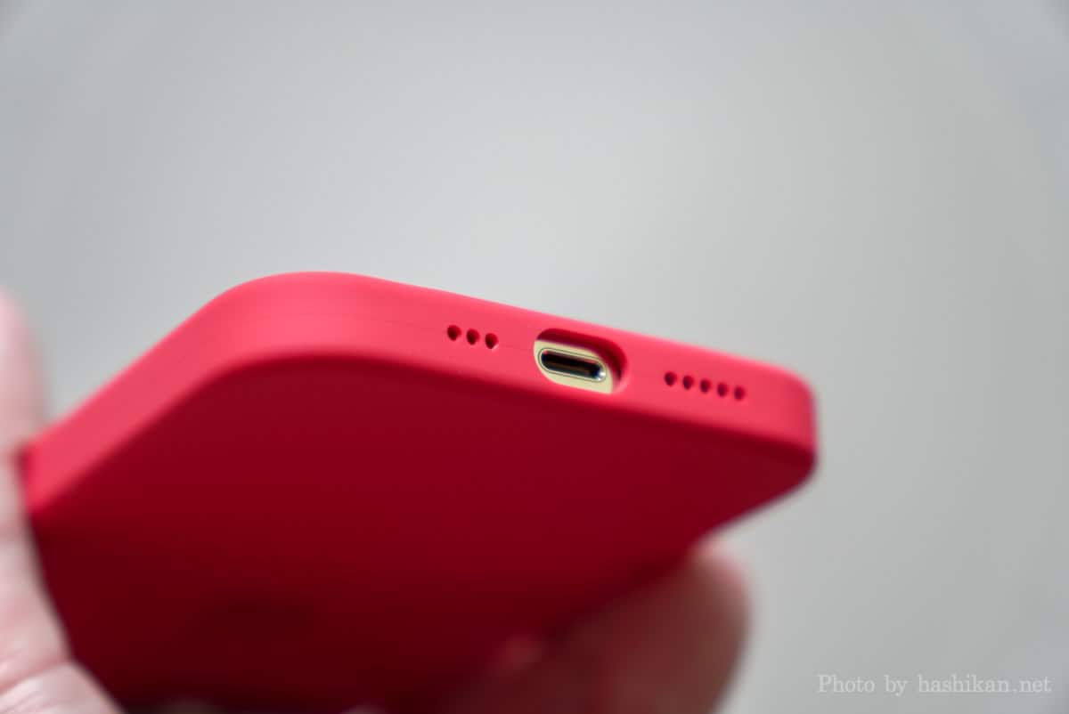 Apple純正シリコーンケース プロダクトレッドを装着したiPhone 13 Pro ゴールドの充電ポート部分の拡大画像