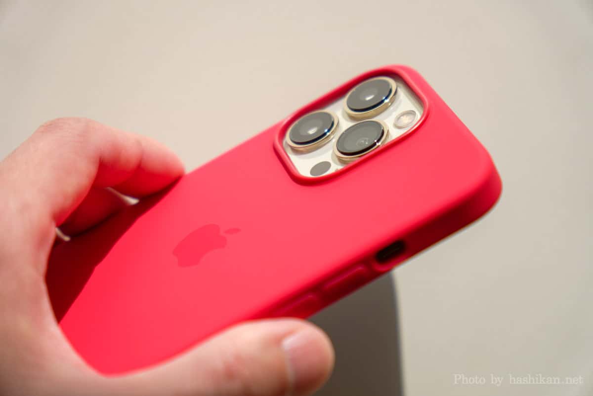 Apple純正シリコーンケース プロダクトレッドを装着したiPhone 13 Pro ゴールドのカメラ部分を横から見た画像