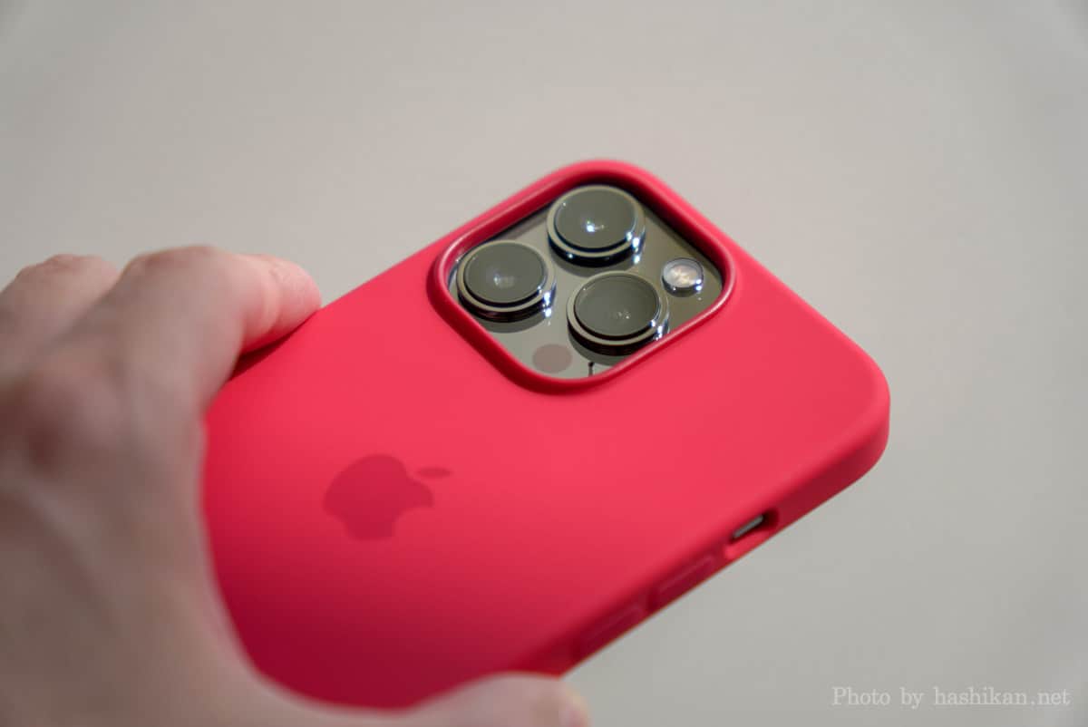 Apple純正シリコーンケース プロダクトレッドを装着したiPhone 13 Pro グラファイトのカメラ部分の拡大画像