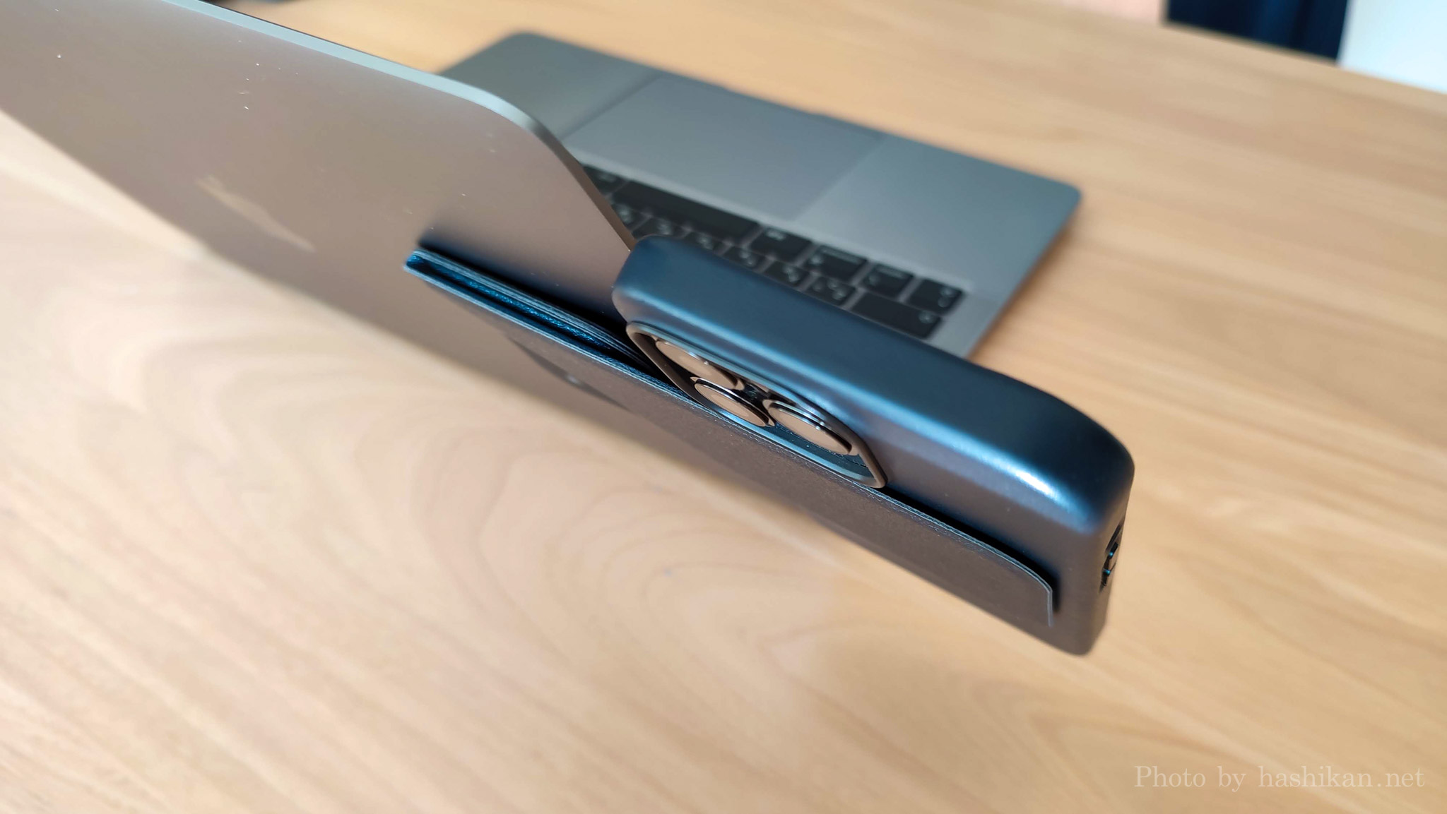 MOFT Snapノートパソコン用スマホホルダーをMacBook Airに取り付けiPhone13Proを吸着させている状態を背面から見た画像