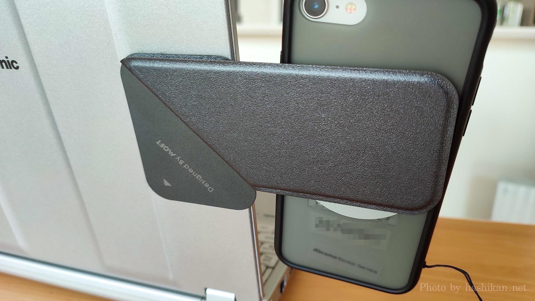 MOFT Snapノートパソコン用スマホホルダーを取り付けたLet's noteに、付属のマグシールを貼り付けたiPhone SE2を吸着させた状態