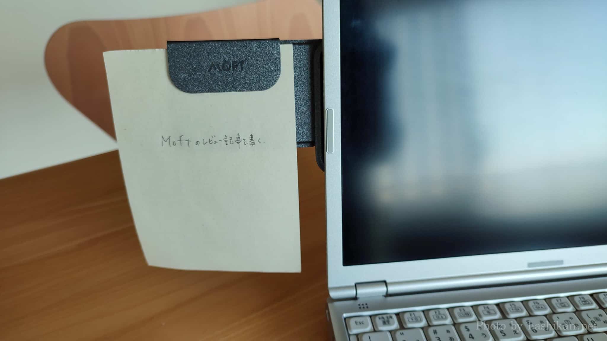 MOFT Snapノートパソコン用スマホホルダーを取り付けたLet's noteに、付属のミニパッドを使ってメモを貼り付けた状態の画像
