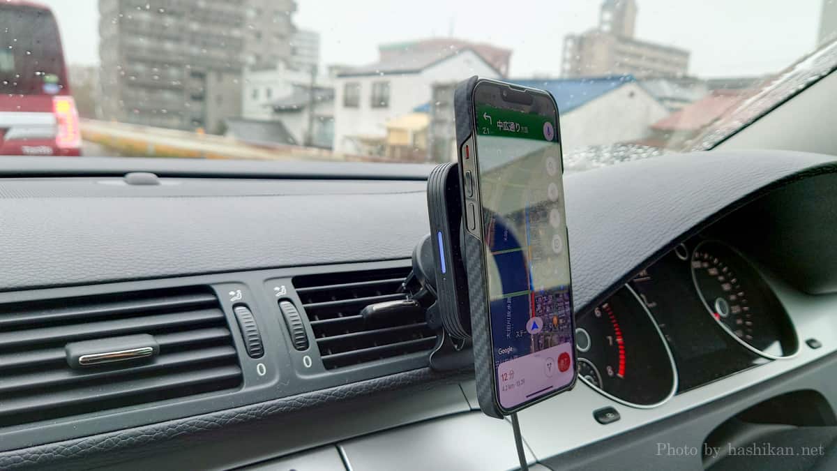 PITAKA MagEZ Case2を装着したiPhone13ProをESRの車載マウントに取り付けた様子