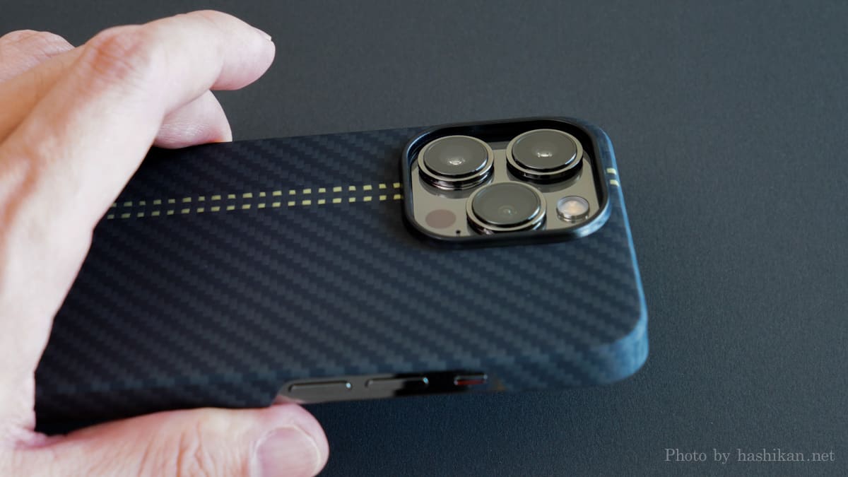 PITAKA MagEZ Case2を装着したiPhone13Proを手に持っている画像