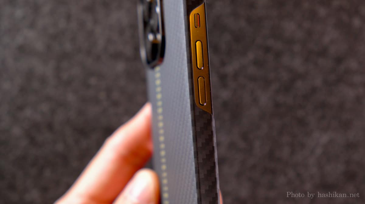 PITAKA MagEZ Case2を装着したiPhone13Proの左側面の拡大画像