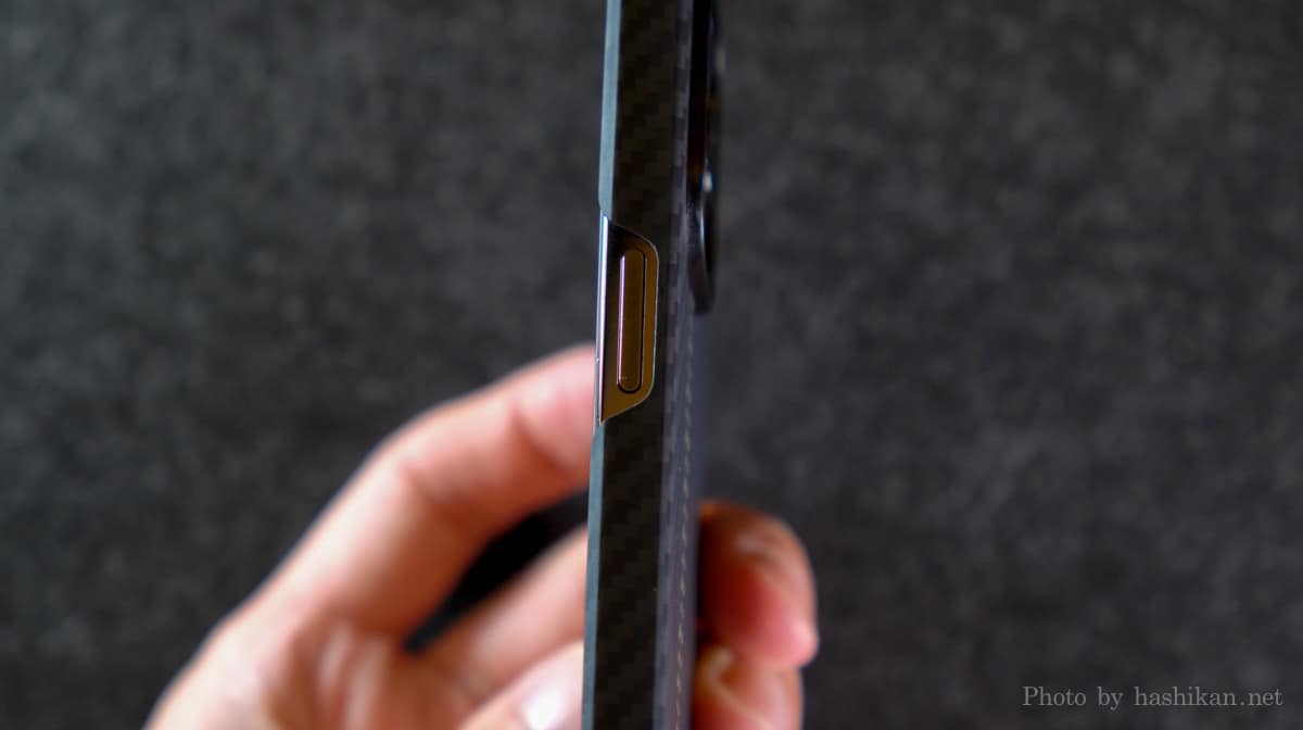 PITAKA MagEZ Case2を装着したiPhone13Proの右側面の拡大画像