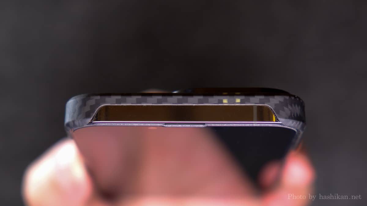 PITAKA MagEZ Case2を装着したiPhone13Proの上面の拡大画像