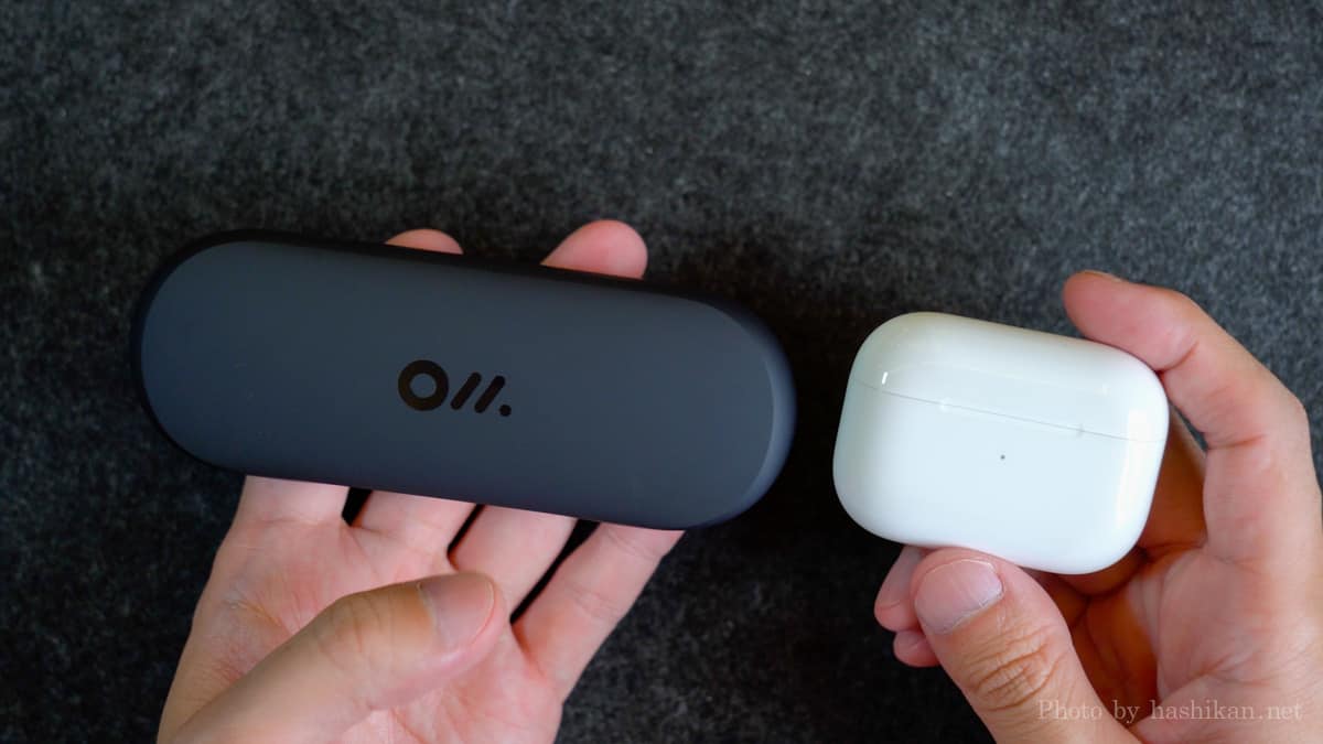 Oladance Wearable Stereo の充電ケースとAirPods Proの大きさを比較している様子