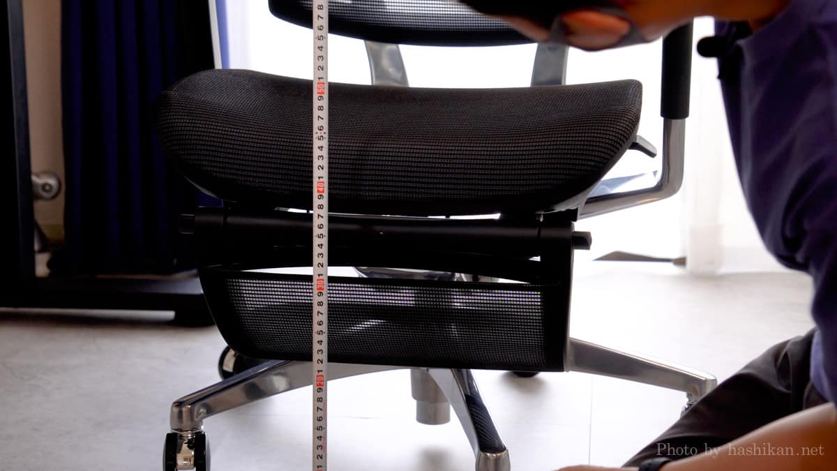 COFO Chair Premium の座面高を計測している様子