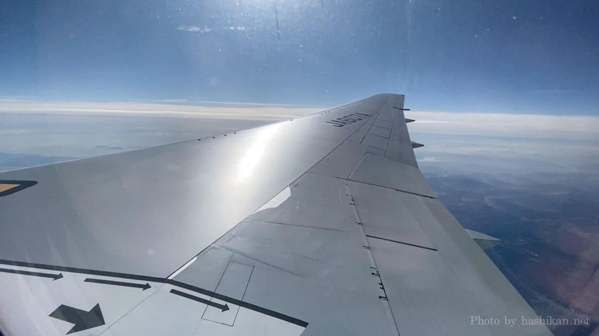 AirPods Pro 第2世代のノイズキャンセル性能を飛行機のノイズで検証している様子
