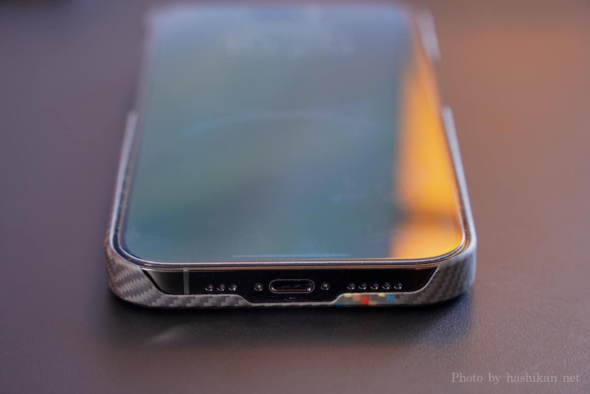 PITAKA MagEZ Case3 のラプソディーを装着したiPhone 14 ProのLightning端子付近の拡大画像