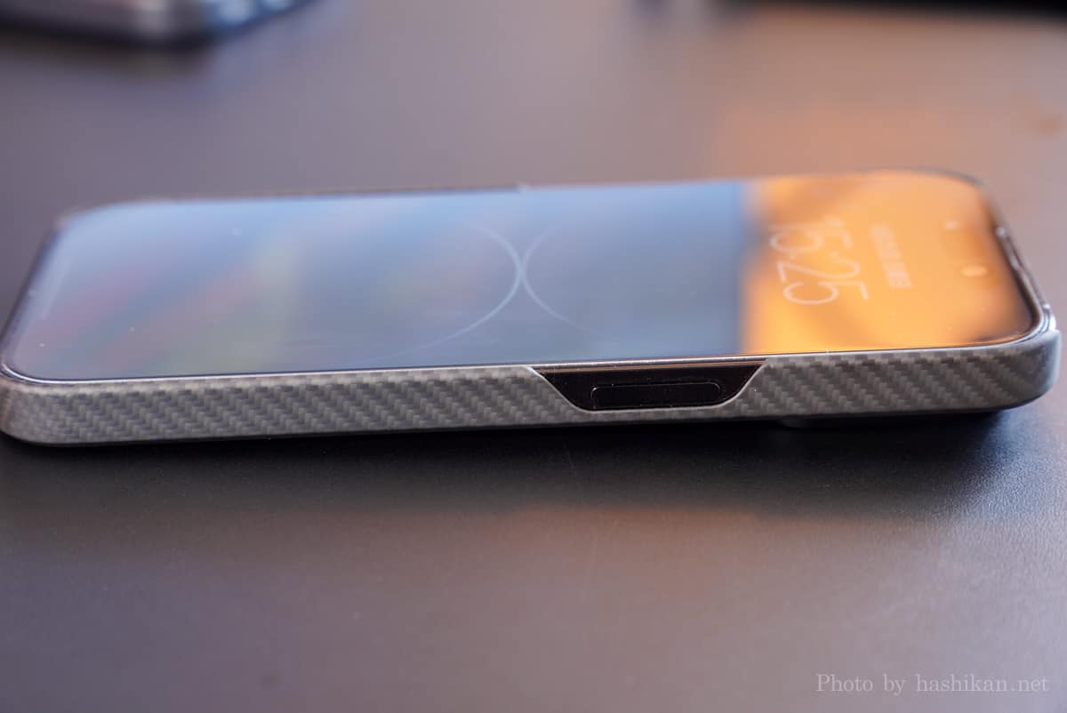 PITAKA MagEZ Case3 のラプソディーを装着したiPhone 14 Proのスリープボタン付近の拡大画像