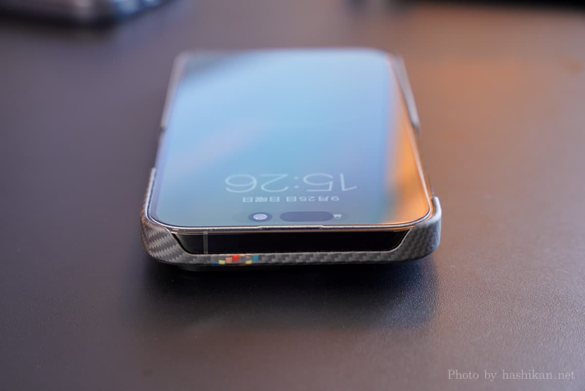 PITAKA MagEZ Case3 のラプソディーを装着したiPhone 14 Proの上部の拡大画像