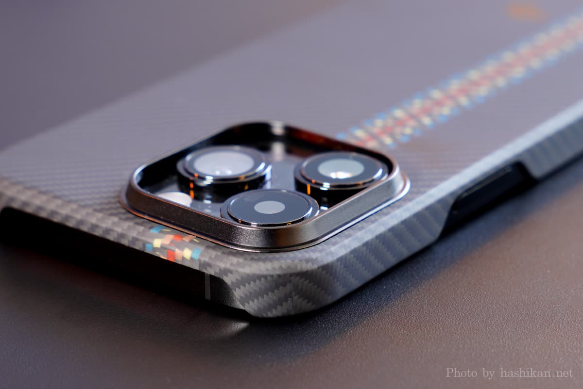 PITAKA MagEZ Case3 のラプソディーを装着したiPhone 14 Proのカメラ部分の拡大画像