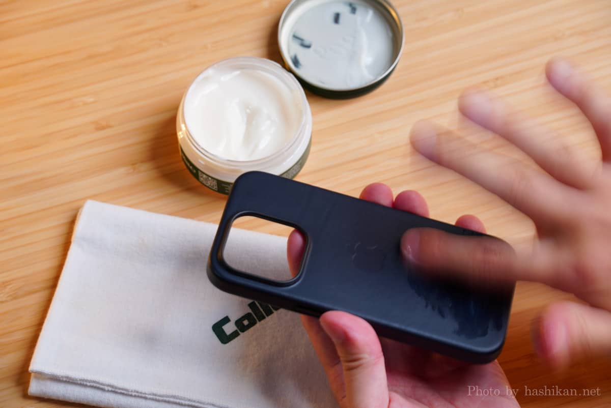 iPhone 14 Pro 純正レザーケースにコロニルの栄養クリームを塗り込む様子