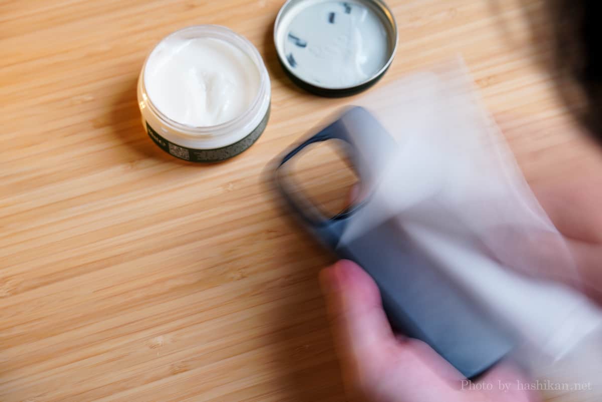 コロニルの栄養クリームを塗り込んだiPhone 14 Pro 純正レザーケースを拭き上げる様子