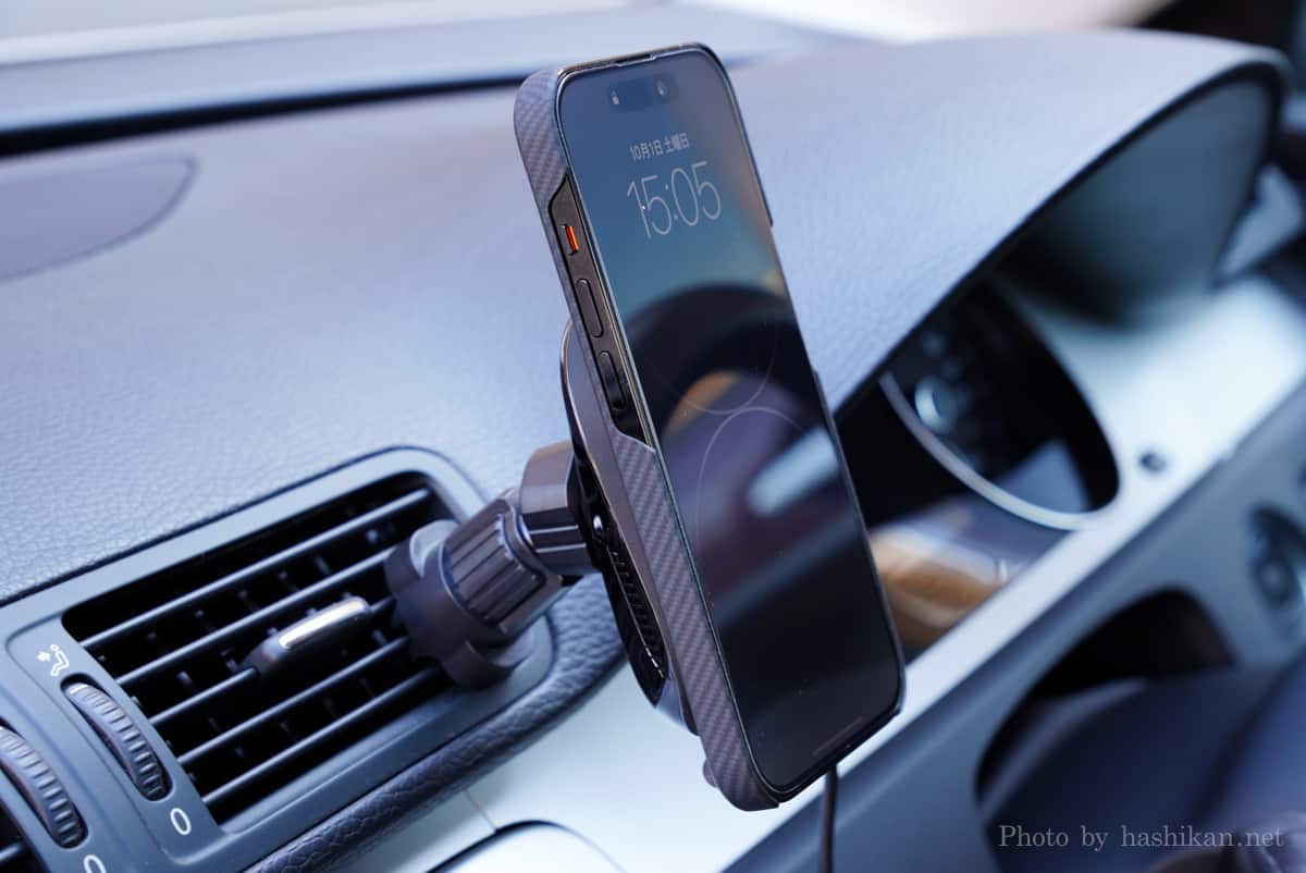 PITAKA MagEZ Car Mount Pro にMagEZ Case3を装着したiPhone 14 Proを固定している様子