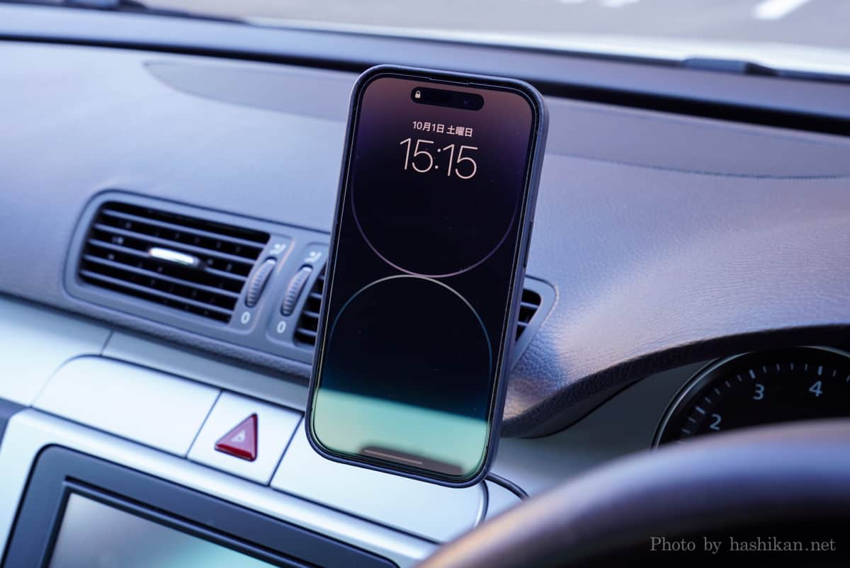 PITAKA MagEZ Car Mount Pro にApple純正レザーケースを装着したiPhone 14 Proを固定している様子